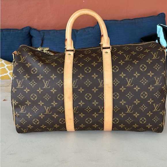 💯Authentic travel bag size 45 NO SMELLS/ODOR PET AND SMOKE FREE HOME! - Picture 1 of 10